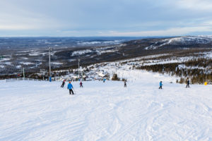 Den brede røde piste "Västbacken" på vestsiden af Idre Fjäll er højest lyserød // Foto: Troels Kjems