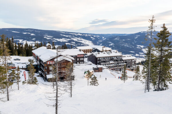 Kvitfjell Hotell og GudbrandsGard Hotell nær mellemstationen på Østsiden // Foto: Troels Kjems